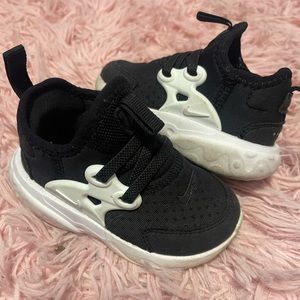 Black and white Nike prestos size 5c